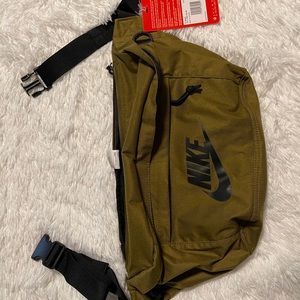 NIKE LARGE FANNY PACK